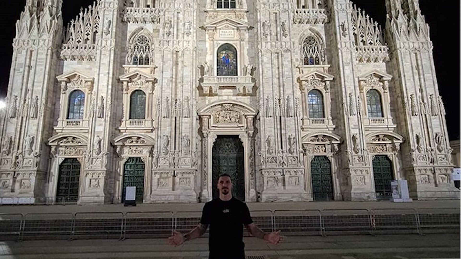 Milan, per Ibra una foto da...Signore sotto il Duomo!