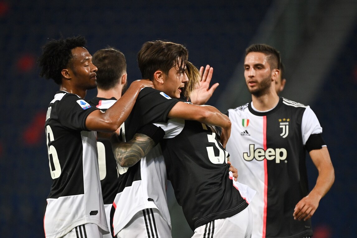 A Bologna l'entusiasmo della Juve: abbracci dopo i gol di Ronaldo e Dybala