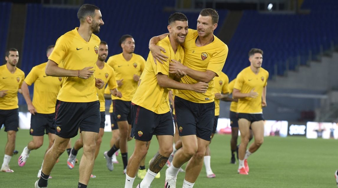 La Roma testa l'Olimpico di sera: Dzeko abbraccia Pellegrini