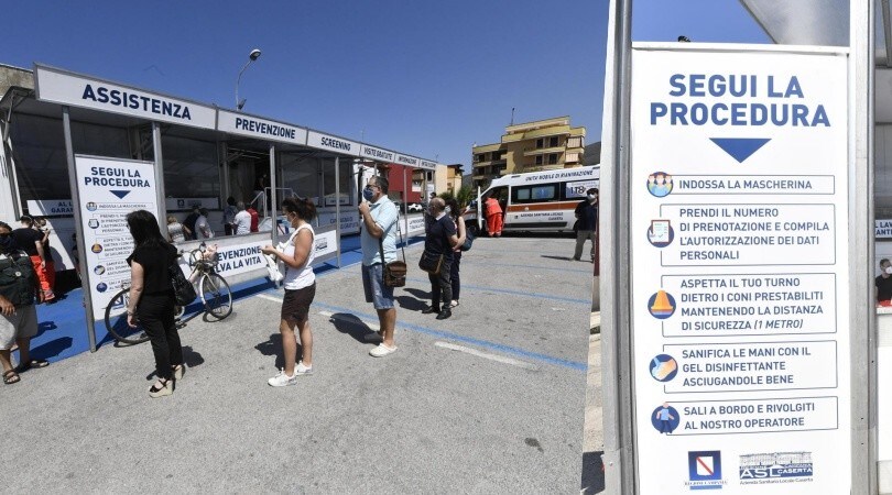 Coronavirus, focolaio Mondragone: tutti in fila per il tampone