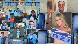 Lazio, ecco le sagome dei tifosi all’Olimpico. E c’è anche Anna Falchi