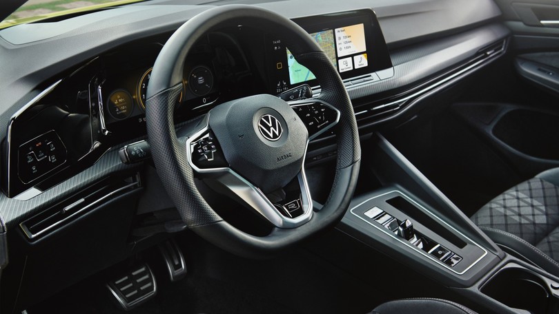 Volkswagen Golf R-Line, sportiva col turbo benzina