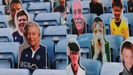 Millwall, sugli spalti spuntano un cagnolino e... la Regina d'Inghilterra