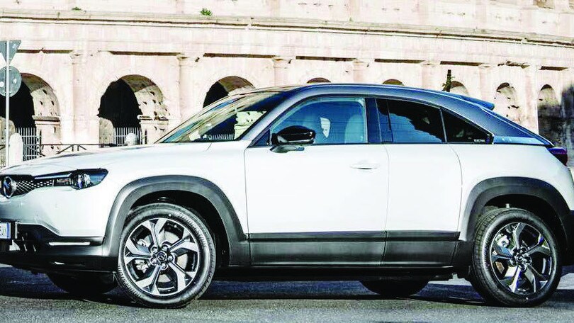Sorpresa Mazda MX-30: l'equilibrio elettrico nella prova a Roma