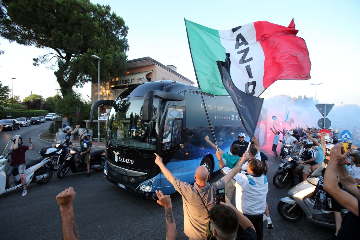 Lazio, tifosi pronti all’abbraccio alla squadra prima del derby