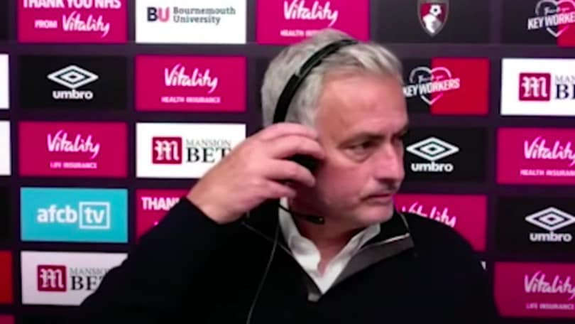 Tottenham, Mourinho furioso: lascia la sala stampa dopo un problema tecnico