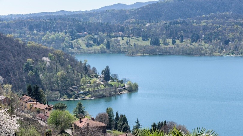 Lago d'Orta, lo sguardo verso le vette alpine: le immagini