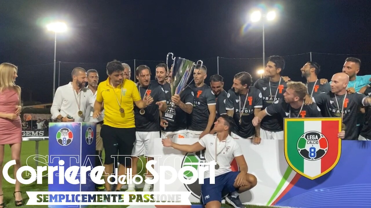 Roma, Totti alza la coppa per lo scudetto della lega calcio a 8!