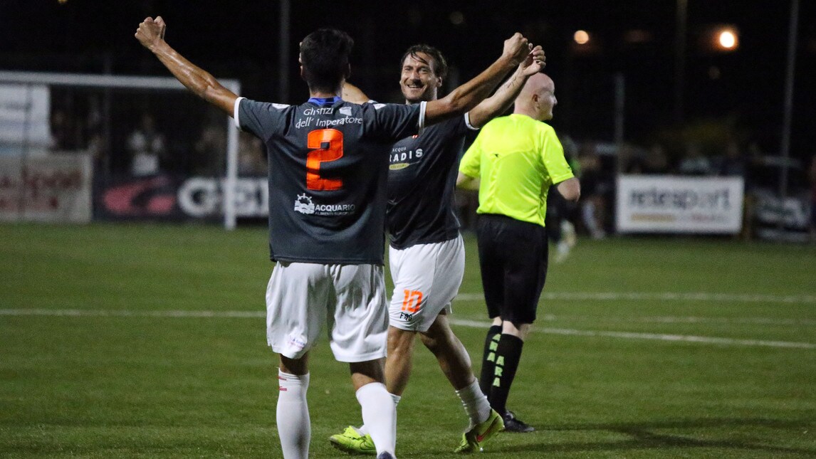 Calcio a 8, Totti batte la Lazio e vince lo scudetto!