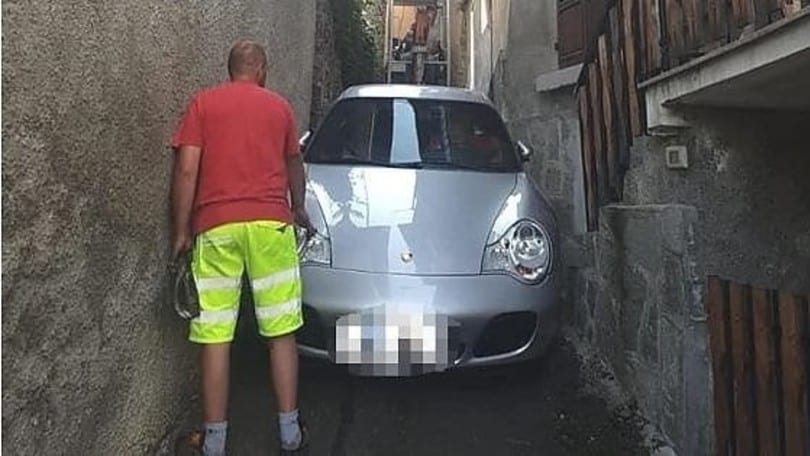 Il navigatore lo tradisce e resta incastrato in un vicolo con la Porsche