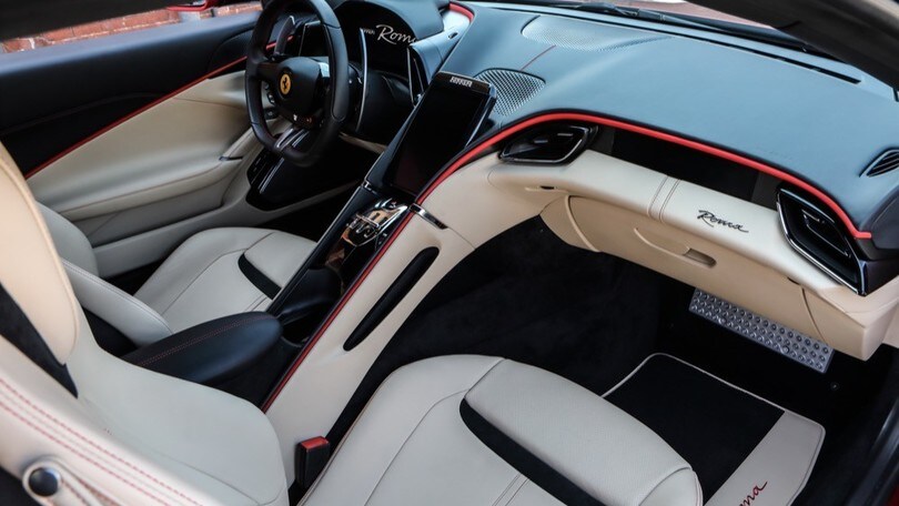 Nuova Ferrari Roma, ecco come si comporta su strada la GT "Dolce Vita"