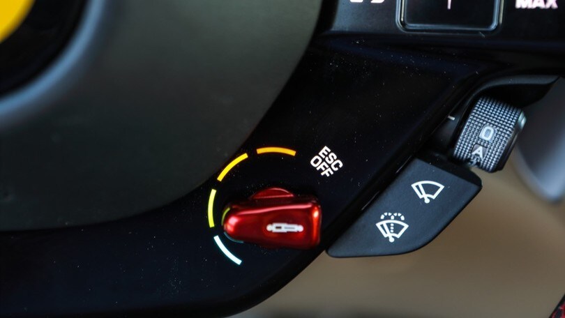 Nuova Ferrari Roma, ecco come si comporta su strada la GT "Dolce Vita"