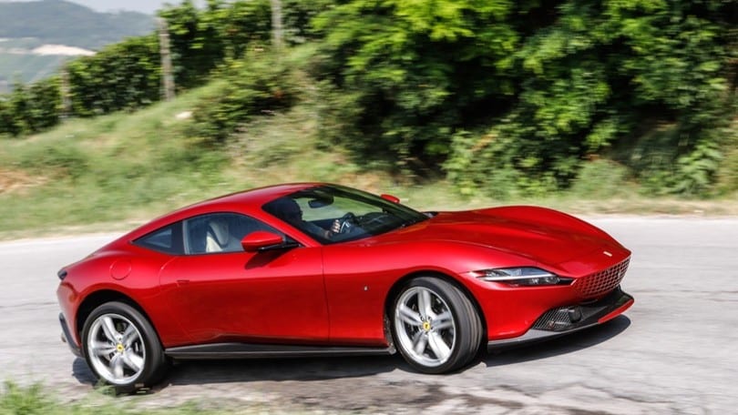 Nuova Ferrari Roma, ecco come si comporta su strada la GT "Dolce Vita"