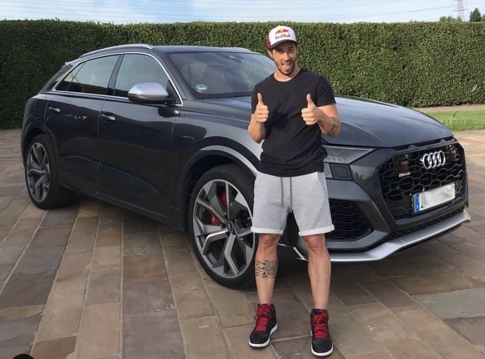Andrea Dovizioso con il super SUV da 600 cavalli FOTO
