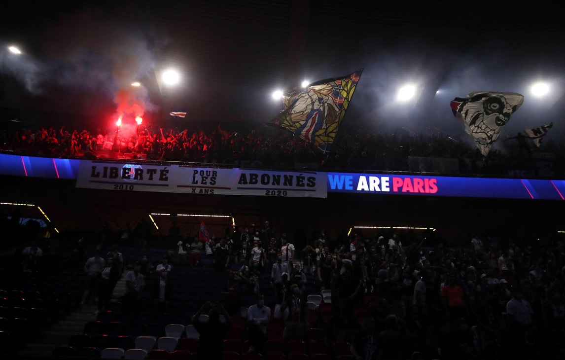 Psg, centinaia di tifosi al Parco dei Principi per guardare la finale