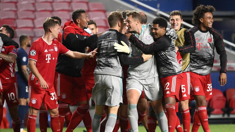 Bayern, parte la festa in campo: tutti vanno da Neuer