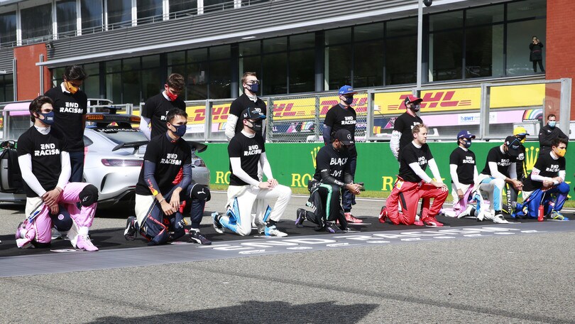 Formula 1, piloti in ginocchio contro il razzismo