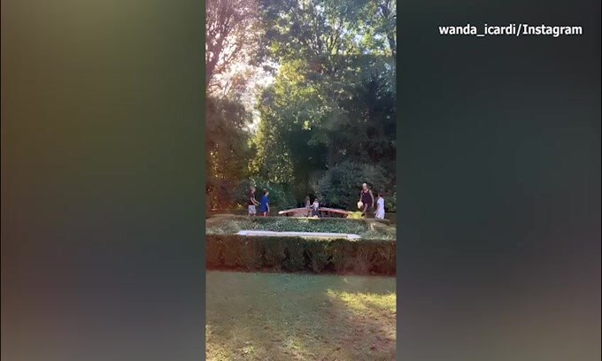 Icardi positivo al Covid-19, ma gioca con i bambi in giardino