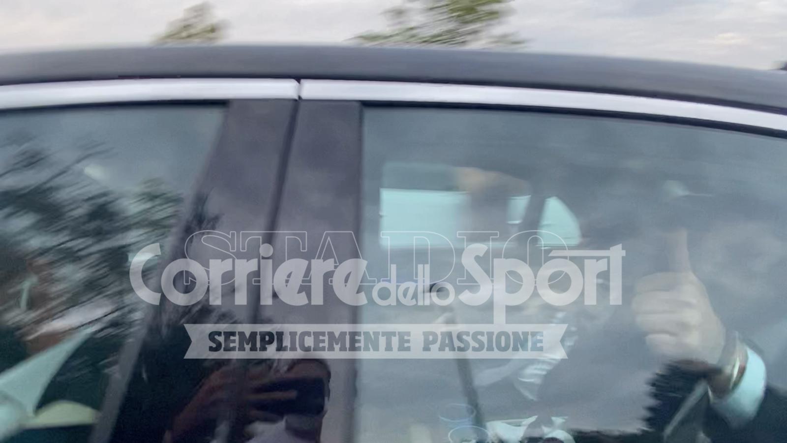 Roma, il saluto di Friedkin: pollice in su mentre esce da Trigoria