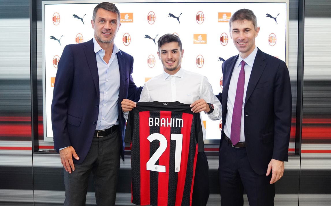 Brahim Diaz posa con la 21 del Milan