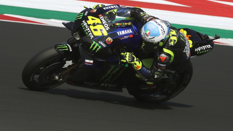 GP Emilia Romagna, Valentino Rossi scivola, riparte ma poi si ritira