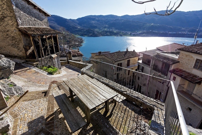 Tra le acque del lago del