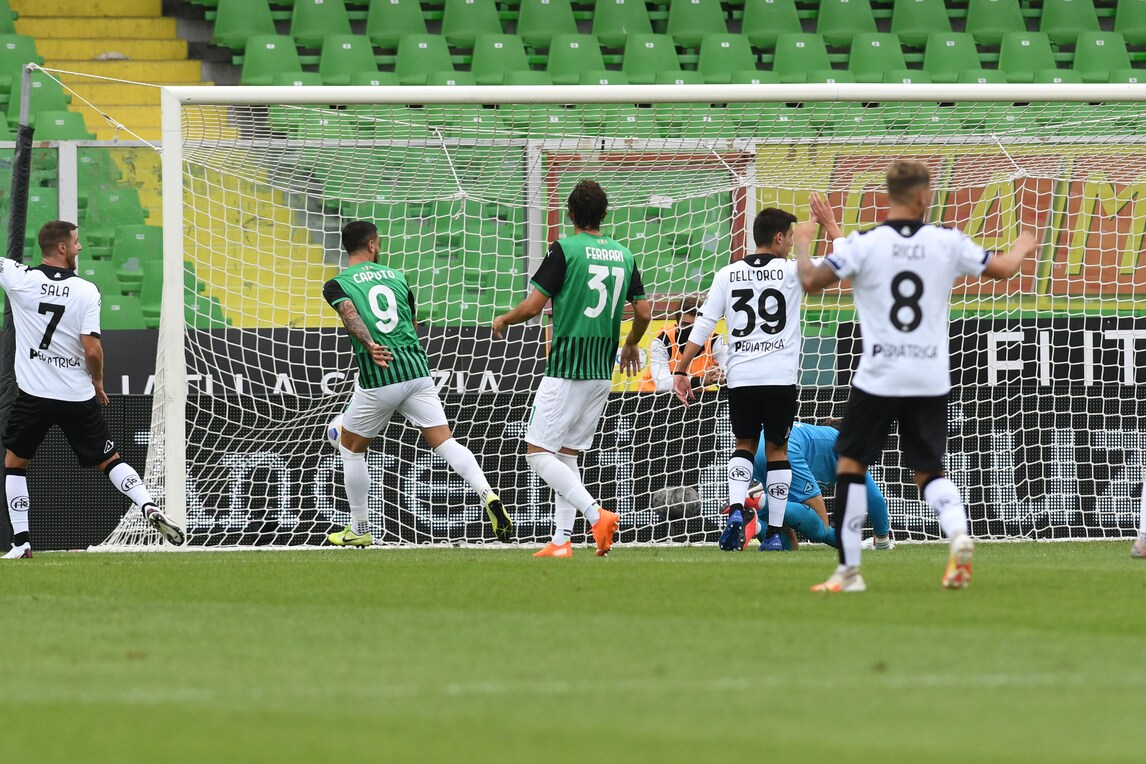 Caputo vince la battaglia col Var, Sassuolo show con lo Spezia
