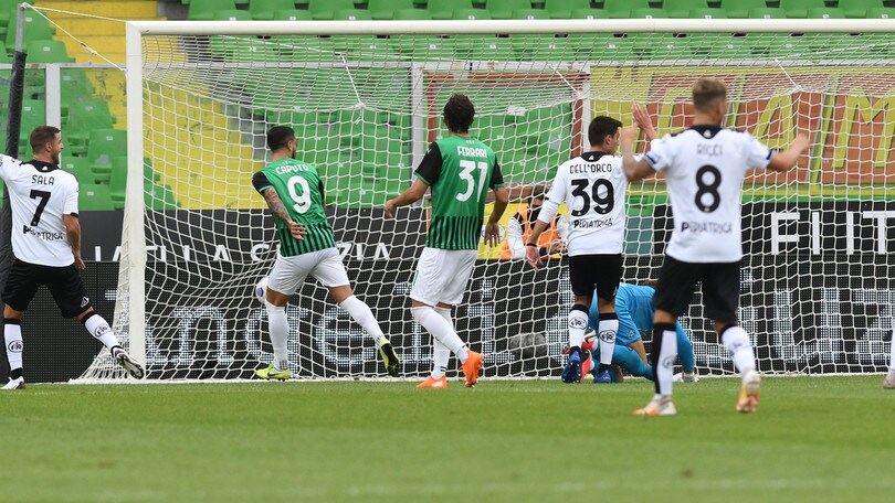 Caputo vince la battaglia col Var, Sassuolo show con lo Spezia