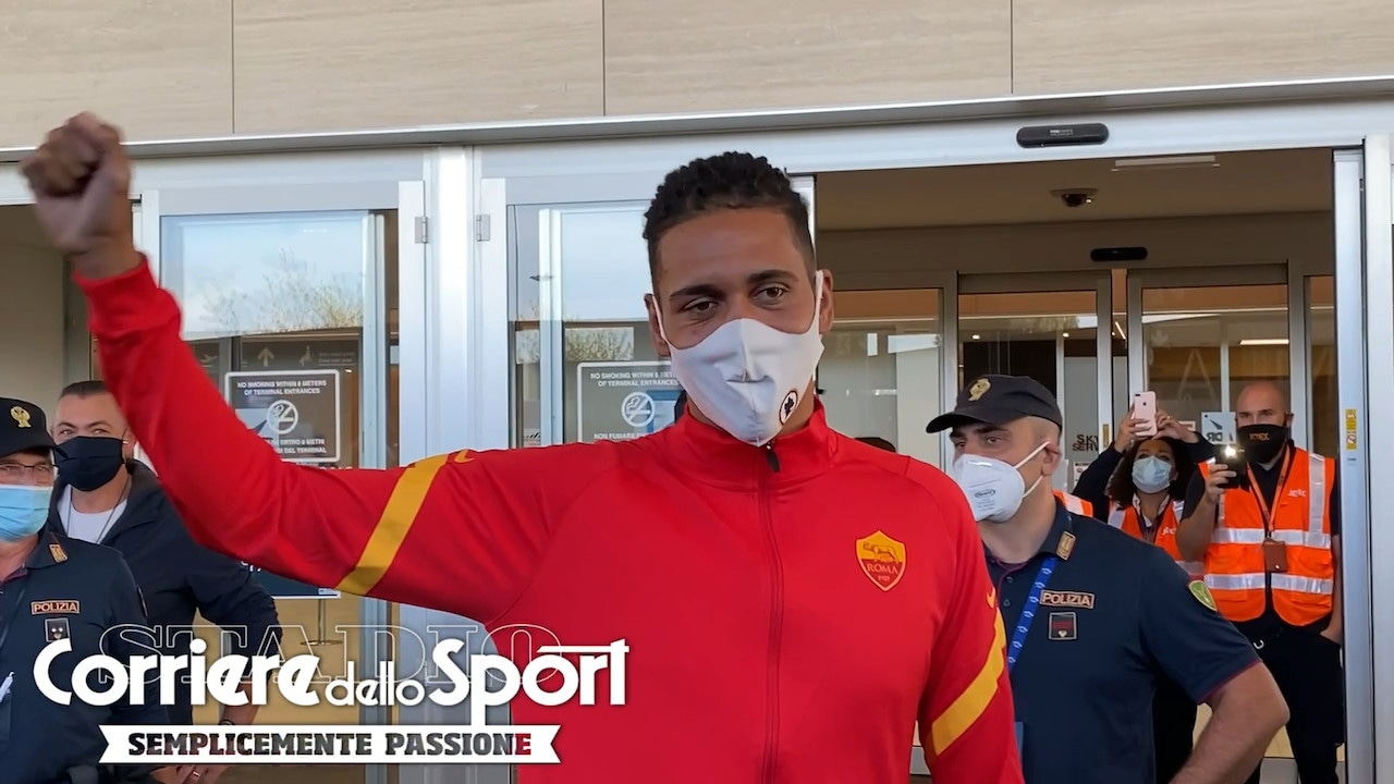 Smalling con la tuta della Roma: tifosi in delirio al suo sbarco a Ciampino