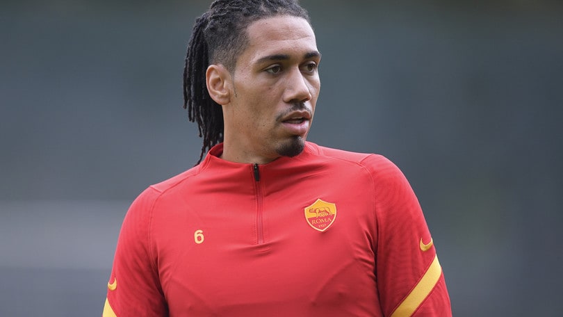 Roma, Smalling ko: distorsione al ginocchio