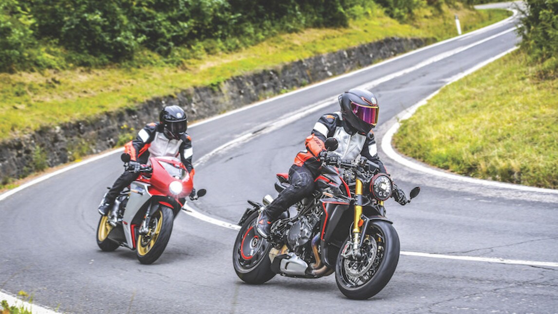 Stefano Accorsi in sella alle MV Agusta| le immagini