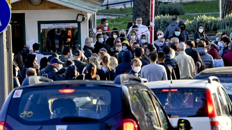 Da Napoli a Roma, che file per i tamponi