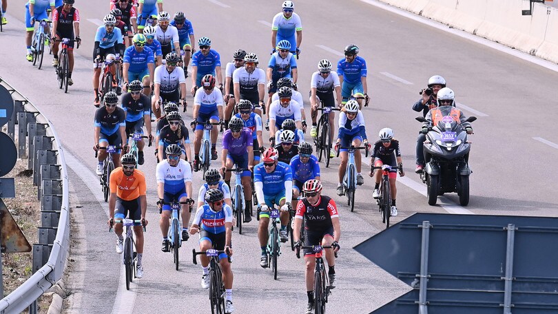 Giro d'Italia, Yates positivo al covid: la corsa continua regolarmente
