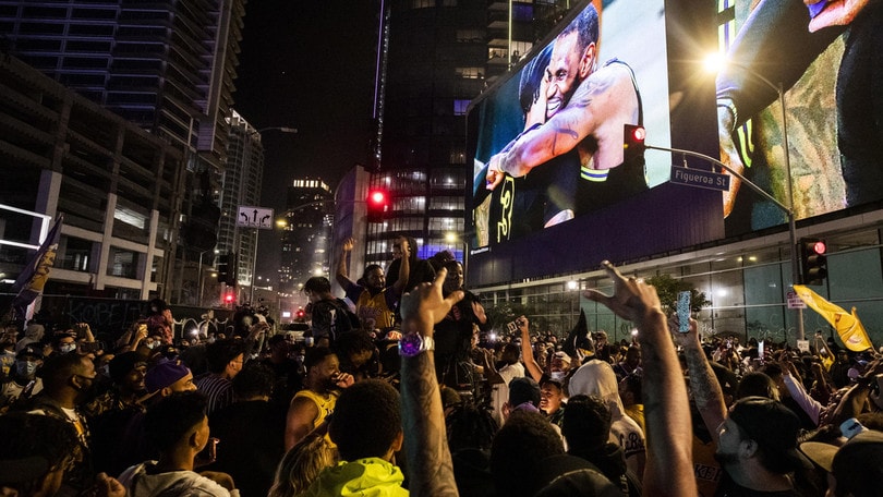 Los Angeles, esplode la gioia dei tifosi dei Lakers