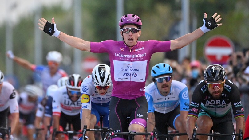 Giro d'Italia, Démare beffa Sagan in volata: Almeida resta in rosa