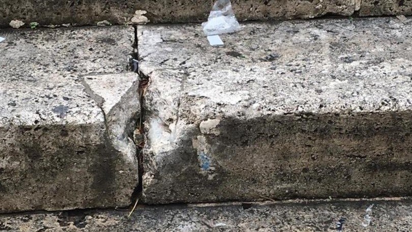 Folle in bici danneggia la Scalea del Tamburino di Roma VIDEO
