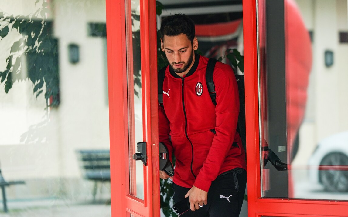 Milan, stop Calhanoglu: trauma alla caviglia, rischia la Roma
