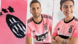 Juve, ecco il quarto kit: maglia rosa e “disegni a mano”