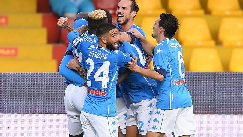 La firma degli Insigne, poi Petagna: il Napoli vince il derby con il Benevento