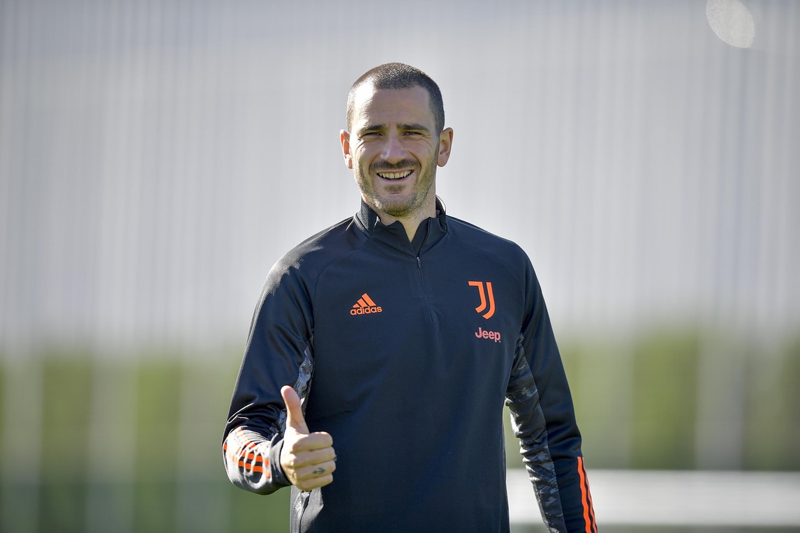 Bonucci e la gaffe su social: “Sii positivo“. I tifosi rispondono: “Speriamo di no“