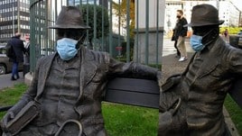 Coronavirus, a Milano anche le statue indossano la mascherina