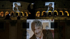 Roma omaggia Gigi Proietti al Colosseo: "Ci mancherai"
