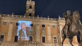 Roma rende omaggio a Proietti: proiettato il suo volto sul Campidoglio e il Colosseo