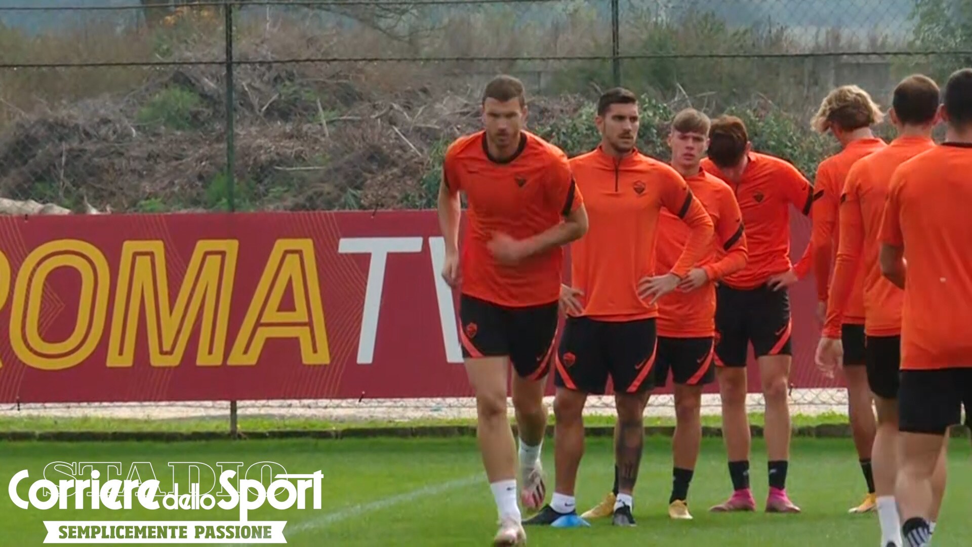 Roma, rifinitura pre Cluj: Dzeko e Smalling guidano il gruppo