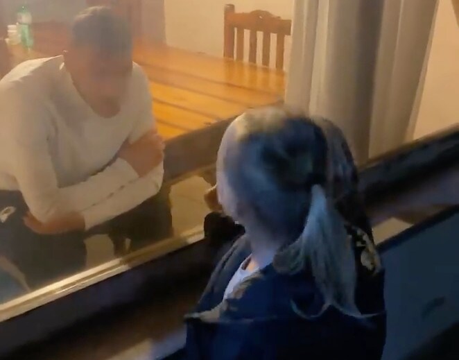 Dzeko in quarantena parla con i figli diviso dal vetro: la scena emozionante