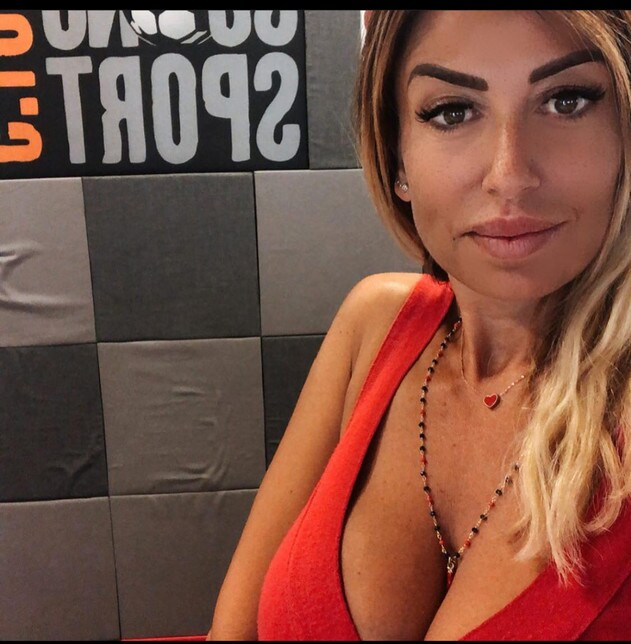 <p>L'affascinante showgirl e nota conduttrice radiofonica destinata a diventare la nuova madrina giallorossa come Sabrina Ferilli</p>
