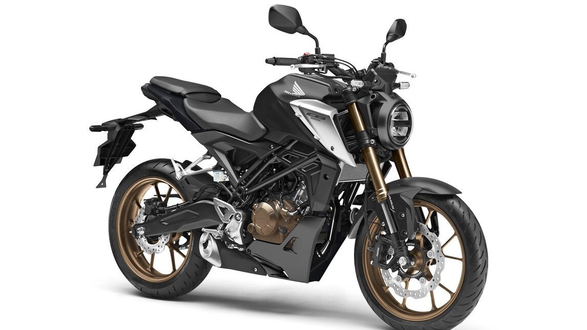 Honda CB125R si propone come mezzo su cui apprendere la grammatica fondamentale delle due ruote, senza rinunciare al piacere di possedere un oggetto bello e gratificante. Ecco la naked dedicata ai giovanissimi che vogliono intraprendere la carriera motociclistica 

