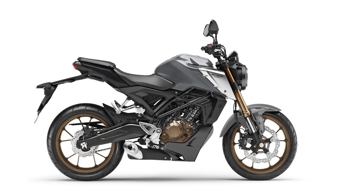 Honda CB125R si propone come mezzo su cui apprendere la grammatica fondamentale delle due ruote, senza rinunciare al piacere di possedere un oggetto bello e gratificante. Ecco la naked dedicata ai giovanissimi che vogliono intraprendere la carriera motociclistica 

