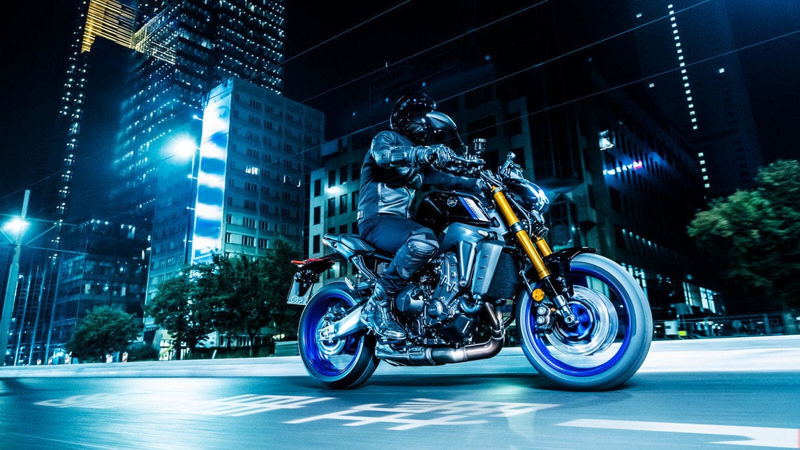 L'evoluzione della versione "standard" viene confermata, aggiungendo ulteriori raffinatezze a livello ciclistico ed elettronico. La naked giapponese adotta una forcella Kayaba, monoammortizzatore Ohlins, il motore ora da 899 eroga 119 CV e il peso in ordine di marcia è di 189 Kg