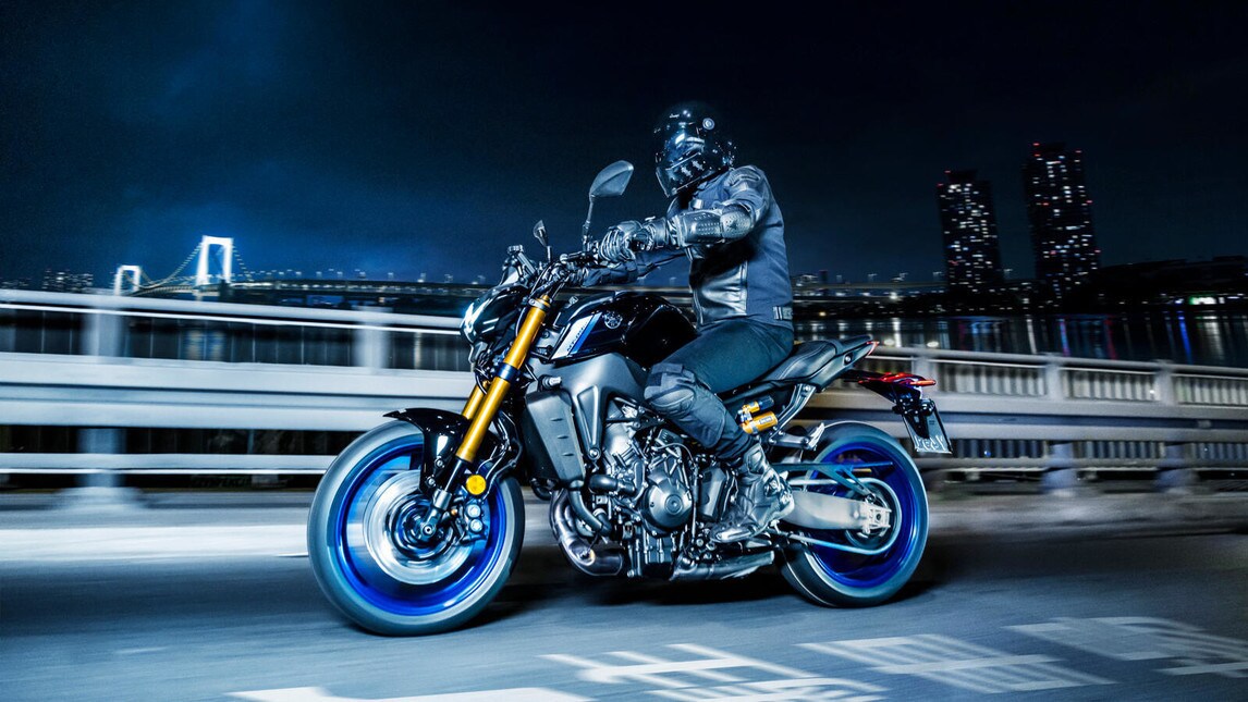 L'evoluzione della versione "standard" viene confermata, aggiungendo ulteriori raffinatezze a livello ciclistico ed elettronico. La naked giapponese adotta una forcella Kayaba, monoammortizzatore Ohlins, il motore ora da 899 eroga 119 CV e il peso in ordine di marcia è di 189 Kg